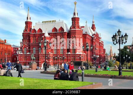 Die Menschen sitzen in der Nähe des Staatlichen Historischen Museums auf dem Roten Platz. Moskau. Russland Stockfoto