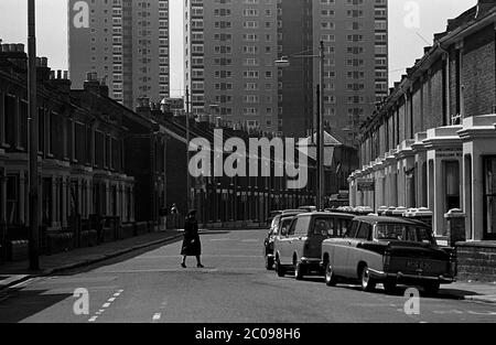 AJAXNETPHOTO. JUNI 1968. PORTSMOUTH, ENGLAND. - MONOLITHEN STEIGEN - BLICK ENTLANG BRADFORD STRASSE; SOMERSTOWN TURM BLÖCKE ENTFERNT. REIHENHAUS RECHTS SEIT DEM ABRISS FOTO:JONATHAN EASTLAND/AJAXREF:3568156 23A 51 Stockfoto