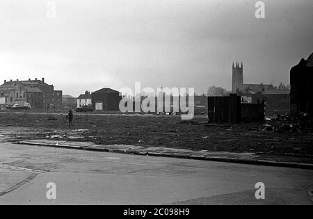 AJAXNETPHOTO. MÄRZ 1968. PORTSMOUTH, ENGLAND. - BRACHLAND - BLICK ÜBER BRACHLAND SÜDLICH VON LAKE ROAD ERSTELLT NACH DEM ABBRUCH DER VIKTORIANISCHEN GEHÄUSE IN RICHTUNG FRATTON ROAD. ST MARY'S CHURCH, FRATTON, AUF DER RECHTEN SEITE. FOTO: JONATHAN EASTLAND/AJAX REF:M68358 1 45 Stockfoto