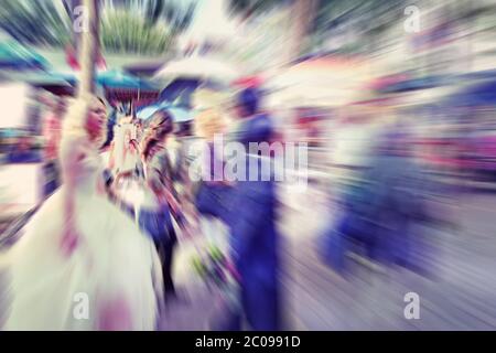 Abstrakter Hintergrund. Verschwommene Menschenmenge, Braut und Bräutigam auf dem Boulevard Montmartréon in Paris - Radialzoom Unschärfe-Effekt Stockfoto