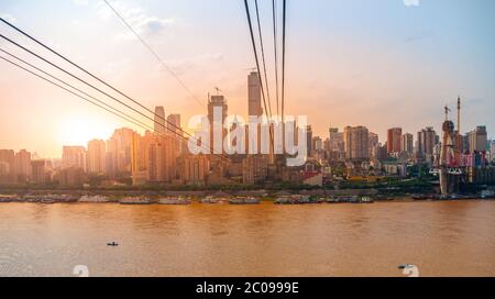 Stadt Chongqing mit Jangtse Fluss bei Sonnenuntergang, China. Stockfoto