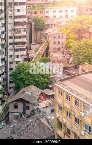 Luftaufnahme von schmutzigen Stadt Slum mit alten unfunktionalen Boden Seilbahn Weg in Chongqing, China. Stockfoto