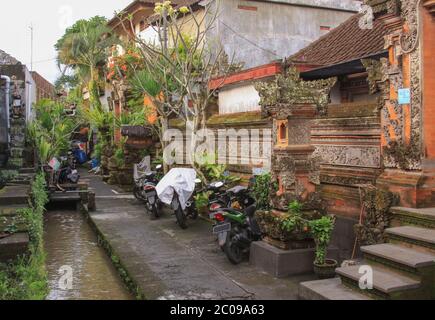 Roller auf Hintergasse zwischen Häusern geparkt, in Ubud, Bali, Indonesien Stockfoto