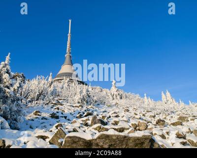 Jested Sender im Winter, Liberec, Tschechische Republik Stockfoto