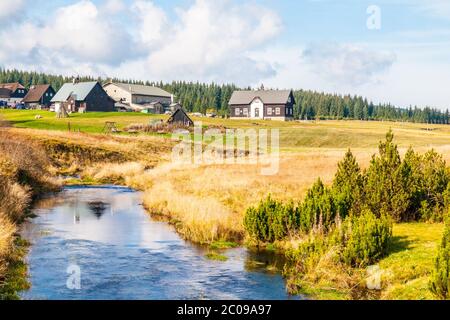 Dorf Jizerka im Sommer, Isergebirge, Tschechische Republik. Stockfoto