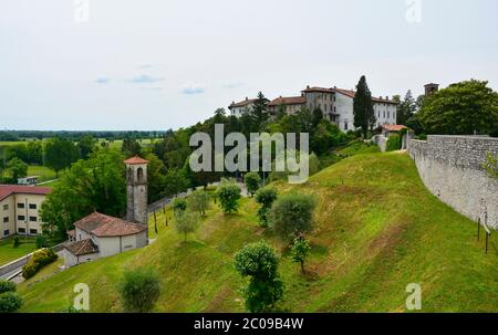 Landschaft bei Spilimbergo, Provinz Udine, Norditalien, von der Terrazza Panoramica oder Panoramaterrasse aus gesehen. Die Stadtmauer befindet sich auf der rechten Seite Stockfoto