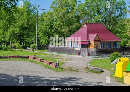 Kleiner Bauernhof im ukrainischen Stil, umgeben von Frühlingsgrün Stockfoto