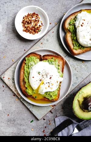 Pochiertes Ei Avocado Toast, selektiver Fokus Stockfoto