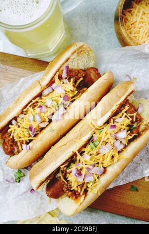 Hausgemachte Chili Hunde mit Cheddar-Käse gekrönt, selektive Fokus Stockfoto