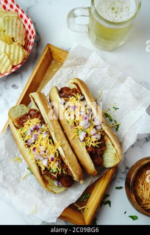 Hausgemachte Chili Hunde mit Cheddar-Käse gekrönt, selektive Fokus Stockfoto