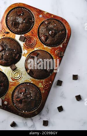 Hausgemachte DoubleChocolatec Chip Muffins, selektive Fokus Stockfoto