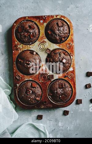 Hausgemachte DoubleChocolatec Chip Muffins, selektive Fokus Stockfoto