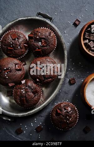 Hausgemachte DoubleChocolatec Chip Muffins, selektive Fokus Stockfoto