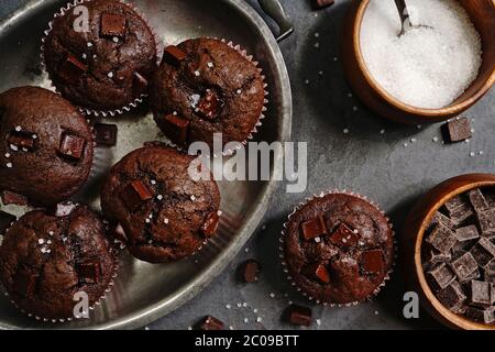 Hausgemachte DoubleChocolatec Chip Muffins, selektive Fokus Stockfoto