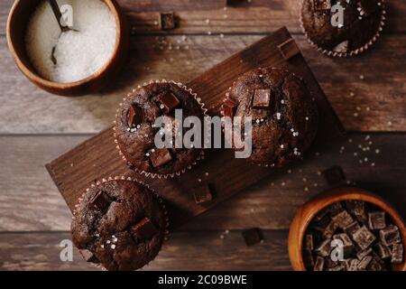 Hausgemachte DoubleChocolatec Chip Muffins, selektive Fokus Stockfoto