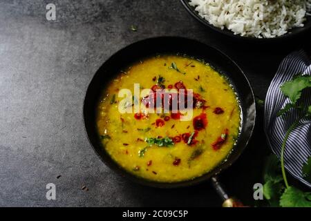 Dal Tadka /Daal Fry-indisches Linsencurry mit Jeera-Reis Stockfoto