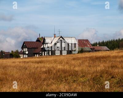 Große Holzhütte auf der Wiese im Isergebirge, Tschechien Stockfoto