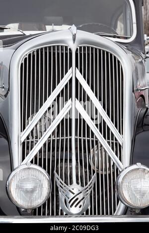 Bordeaux , Aquitaine / Frankreich - 06 06 2020 : citroen Traction Avant vintage Oldtimer vorne Schild und Logo Stockfoto