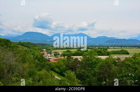 Landschaft in der Nähe von Spilimbergo, Udine Provinz. Mehrere Berge sind zu sehen - Pala, Flagjel & Cuar Stockfoto