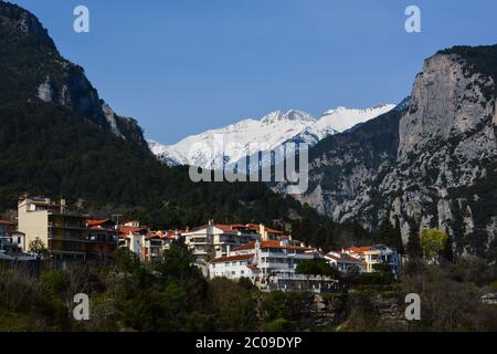 LITOCHORO, GRIECHENLAND - 12. APRIL 2015: Blick auf den schneebedeckten Olymp aus dem Dorf Litochoro, Griechenland. Stockfoto