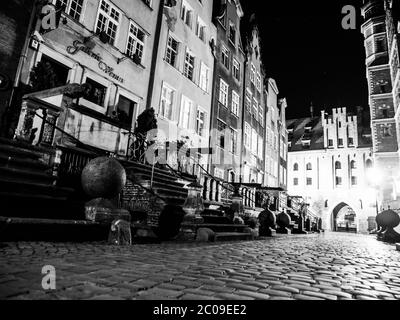 Mariacka Straße bei Nacht in der Altstadt von Danzig, Polen. Schwarzweiß-Bild. Stockfoto