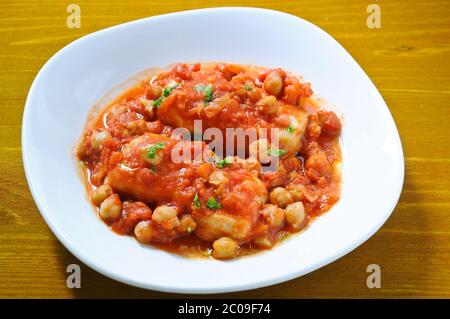 Stockfisch mit Kichererbsen und Tomaten Roman Stockfoto