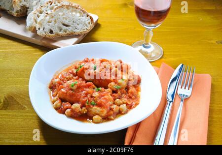 Stockfisch mit Kichererbsen und Tomaten Roman Stockfoto