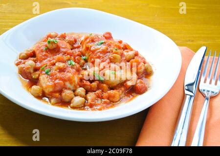 Stockfisch mit Kichererbsen und Tomaten Roman Stockfoto