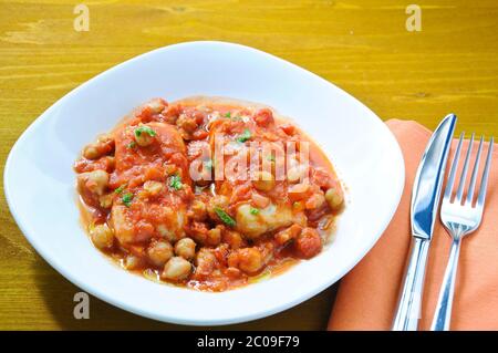 Stockfisch mit Kichererbsen und Tomaten Roman Stockfoto