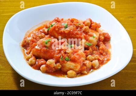 Stockfisch mit Kichererbsen und Tomaten Roman Stockfoto