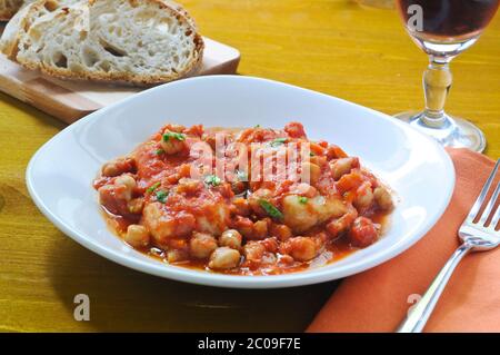 Stockfisch mit Kichererbsen und Tomaten Roman Stockfoto