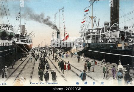 [ 1910 Japan - Yokohama Pier ] - der Pier im Yokohama Hafen, Präfektur Kanagawa. Der Bau der 19 m breiten und 730 m langen Mole wurde 1889 (Meiji 22) begonnen und 1894 (Meiji 27) abgeschlossen. Der Eisenpier wurde vom britischen Armeeingenieur Henry Spencer Palmer (1838-1893) entworfen und von Zentaro Mita (三田善太郎) gebaut. Vintage-Postkarte des 20. Jahrhunderts. Stockfoto