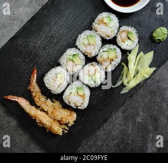 Hausgemachte Shrimps Tempura Sushi Roll, eingelegter Ingwer, Wasabi und Sojasauce Stockfoto