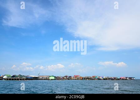 Fischerdorf auf Koh Panyee oder Punyi Insel im Sommer Stockfoto