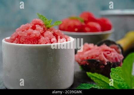 Hausgemachte Wassermelone Granita auf schönen hellen Hintergrund, selektive Fokus Stockfoto