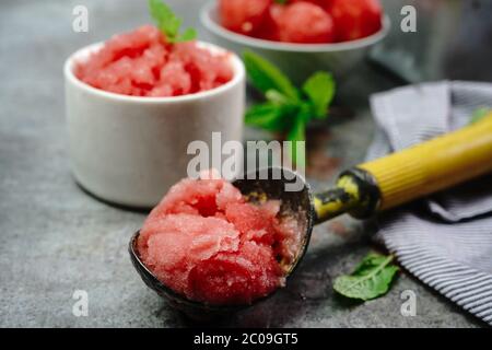 Hausgemachte Wassermelone Granita auf schönen hellen Hintergrund, selektive Fokus Stockfoto