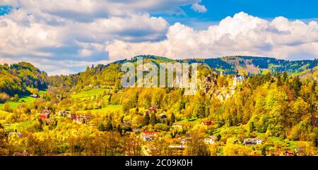 Ruinen des Schlosses Vranov mit kleiner Felskapelle, alias Pantheon, in Mala Skala an sonnigen Sommertagen mit blauem Himmel und üppig grünen Bäumen, Böhmisches Paradies, alias Cesky Raj, Tschechische Republik. Stockfoto