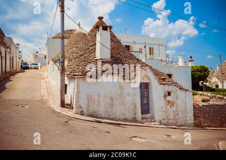 Kleines Steingebäude an der Straßenwende in Alberobello Stockfoto