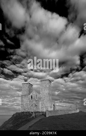 Die Reculver Towers und Roman Fort, Reculver Village, Herne Bay, Kent County, England, Großbritannien Stockfoto