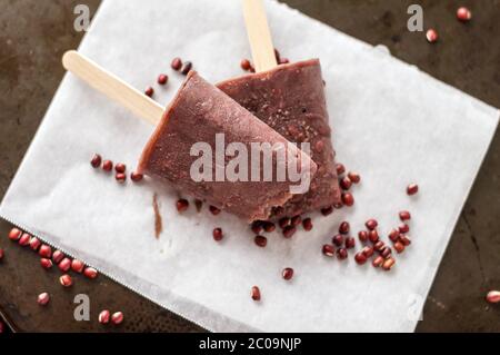 Rote Bohnen Popsicle von oben. Eisdielen sind eine köstliche Art, sich an heißen Sommertagen abzukühlen, diese bestehen aus rotem Adzuki-Bohnen-Eis, einem winzigen asiatischen Stockfoto
