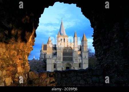 Abendansicht der Rochester Cathedral, Rochester City, Kent County, England, Großbritannien Stockfoto