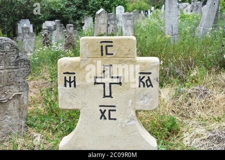 Alte orthodoxe und vedische Symbole auf Grabsteinen auf dem Friedhof in Ostserbien Stockfoto