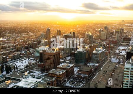 Sonnenuntergang über der Stadt Calgary im Winter. Vom Calgary Tower aus mit Blick auf die südwestliche Innenstadt. Stockfoto