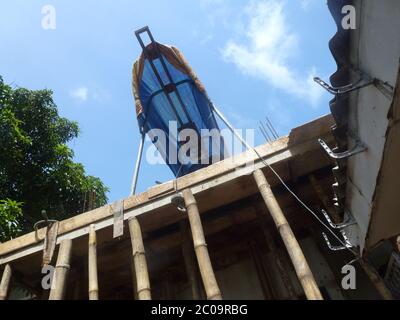 Die Maschine, die Zement bis zum obersten Stockwerk zieht, um Beton zu porieren. Colombo, Sri Lanka Stockfoto