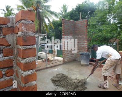 Männer arbeiten auf einer Baustelle, bauen Mauern aus Bricks. Colombo, Sri Lanka. Stockfoto