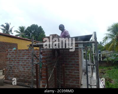 Männer arbeiten auf einer Baustelle, bauen Mauern aus Bricks. Colombo, Sri Lanka. Stockfoto