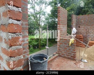 Männer arbeiten auf einer Baustelle, bauen Mauern aus Bricks. Colombo, Sri Lanka. Stockfoto