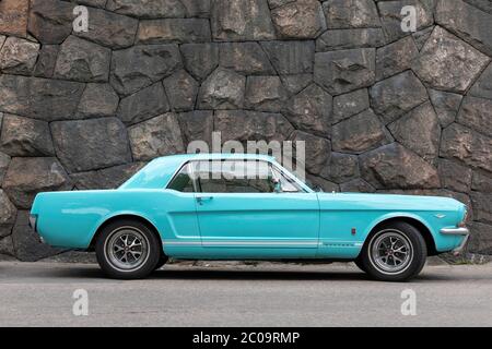 Vintage Ford Mustangs sind immer noch auf den Straßen von Helsinki. Normalerweise werden sie im Winter im Haus gehalten und nur an warmen Sommertagen verwendet. Stockfoto