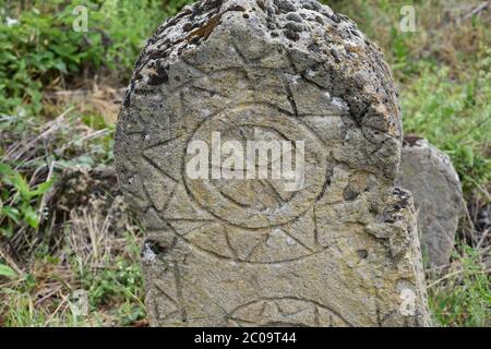 Alte orthodoxe und vedische Symbole auf Grabsteinen auf dem Friedhof in Ostserbien Stockfoto