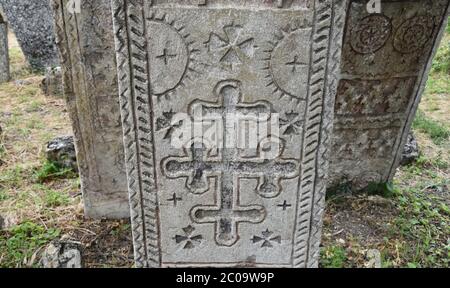 Alte orthodoxe und vedische Symbole auf Grabsteinen auf dem Friedhof in Ostserbien Stockfoto